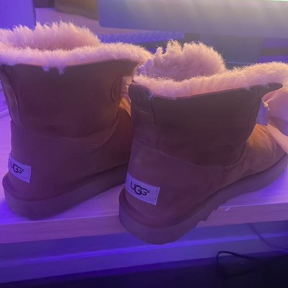 UGGS - Picture 3 of 5